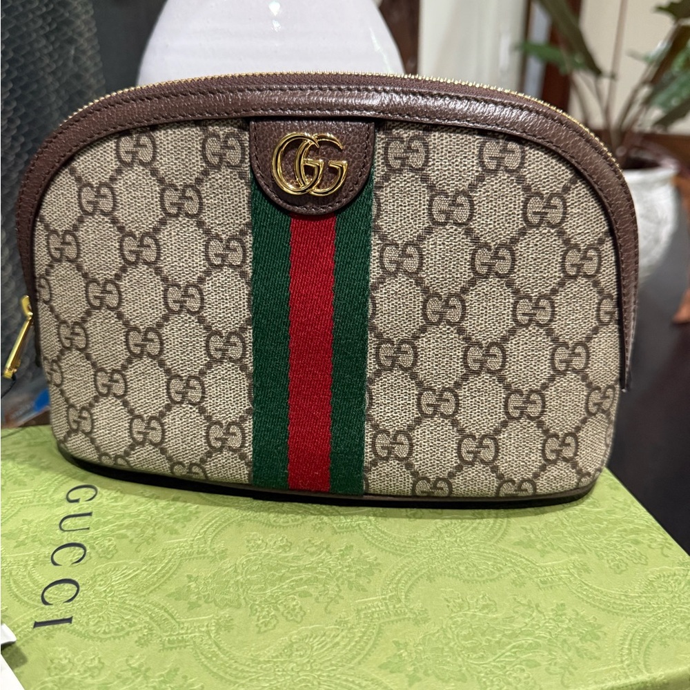Gucci Beige GG Cosmetic Case with Red and Green Accent - Picture 3 of 10